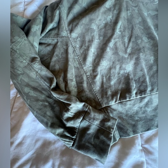 Athleta Green Camouflage Crop Hoodie - Picture 3 of 7